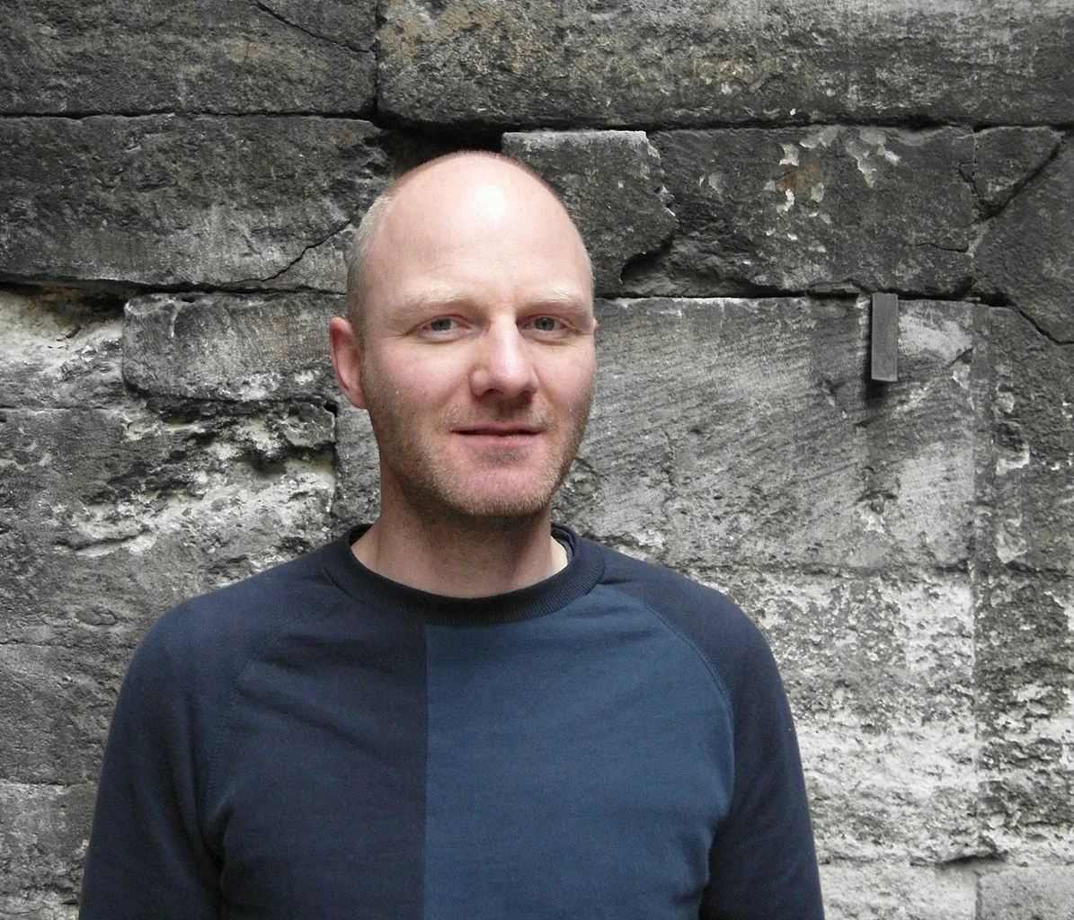 Martin Schröder, Designer, Porträt vor einer Steinmauer